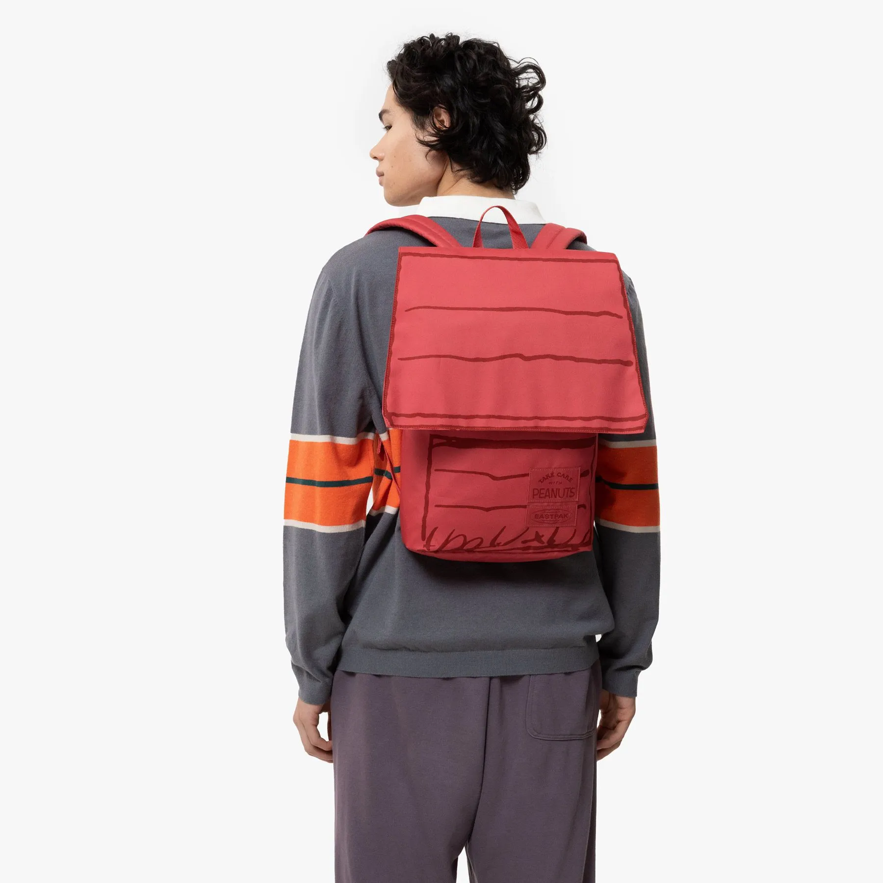 MOCHILA EASTPAK Snoopy house 13l. EK0A5B96 7O2 PEANUTS DOG HOUSE -rosa